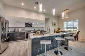 Frigorifero, microonde, forno, piano cottura