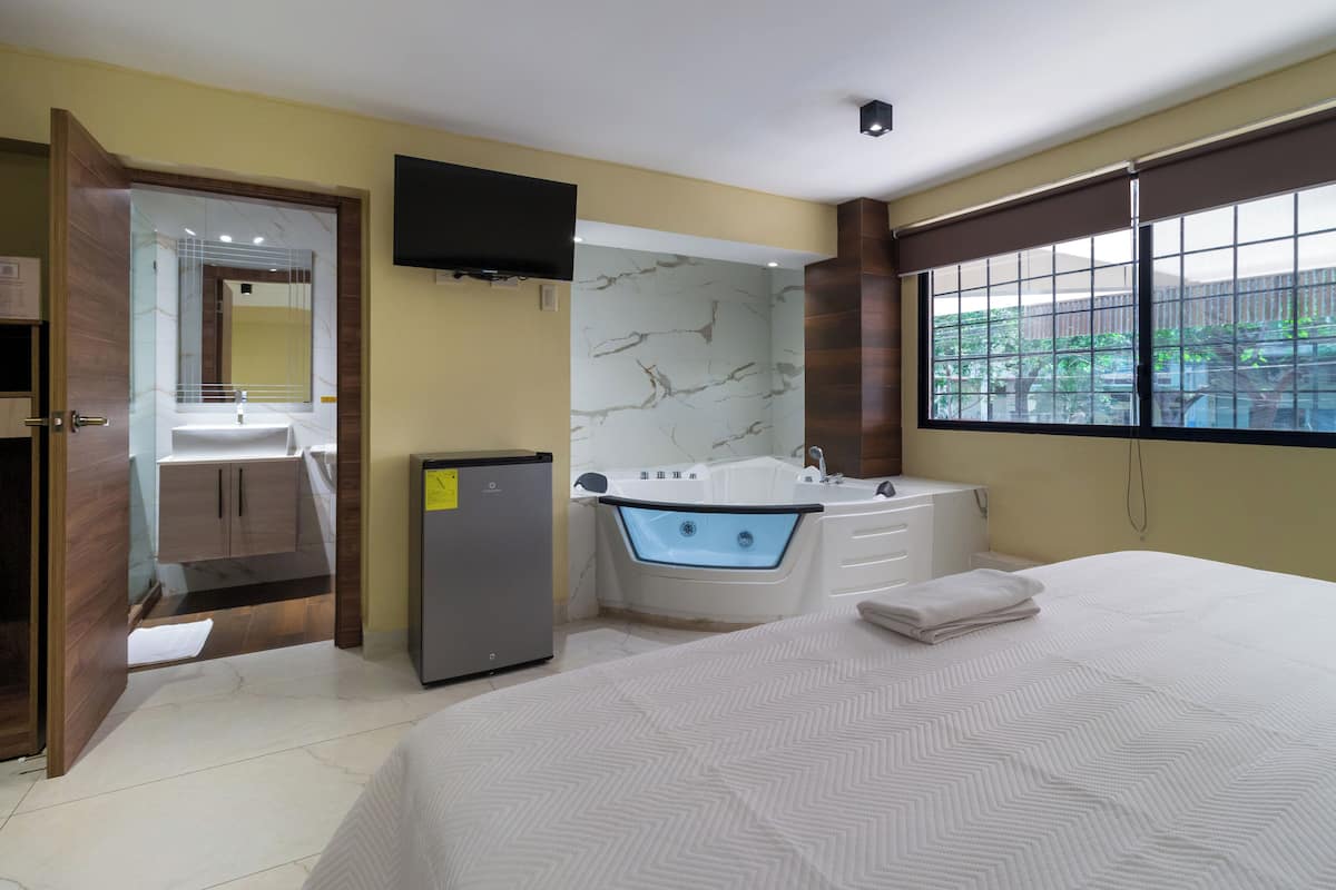 Deluxe Studio Suite, Jetted Tub | Bar mini, Wi-fi percuma, cadar katil