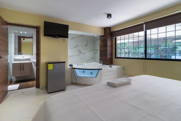 Deluxe-Studiosuite, Whirlpool | Minibar, kostenloses WLAN, Bettwäsche