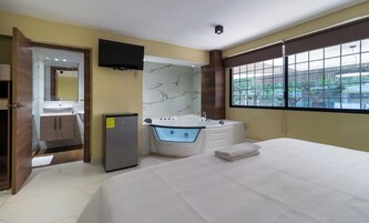 Deluxe Studio Suite, Jetted Tub | Minibar, free WiFi, bed sheets