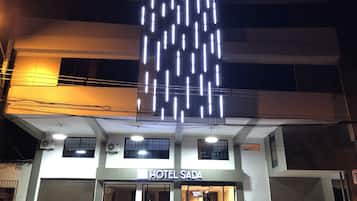 Vista frontal de la propiedad