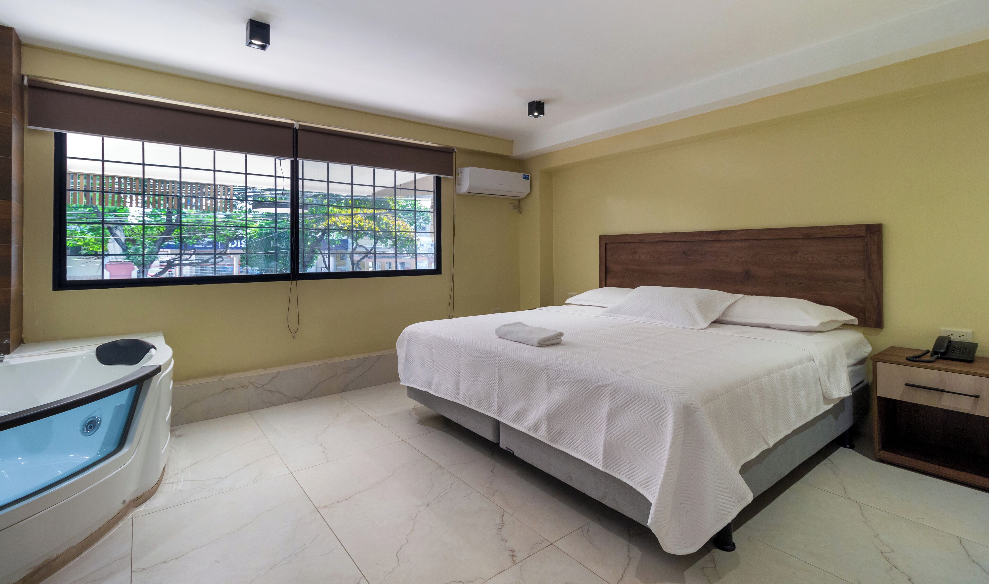 Minibar, wifi gratis y ropa de cama 