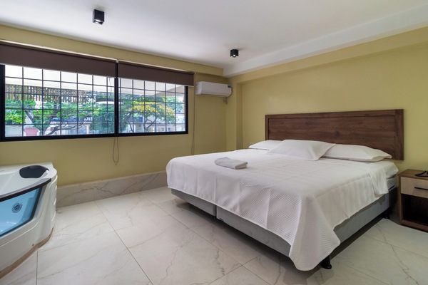 Minibar, wifi gratis y ropa de cama