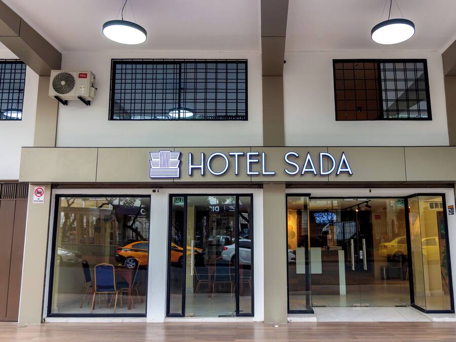 A hotel entrance with a sign reading "HOTEL SADA".