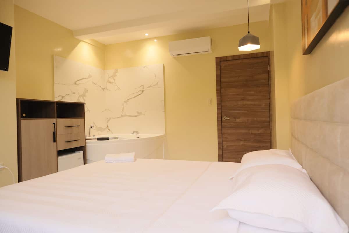 Deluxe Studio Suite, Jetted Tub | Minibar, free WiFi, bed sheets