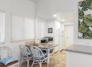 Dining - Stylish 1BR Apartment with AC, Full Kitchen & W/D - Just Steps to the Beach (Kailua)