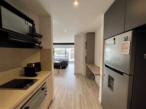 Kühlschrank, Mikrowelle, Ofen, Wasserkocher mit Kaffee-/Teezubehör