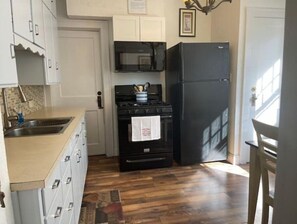 Kühlschrank, Mikrowelle, Ofen, Wasserkocher mit Kaffee-/Teezubehör