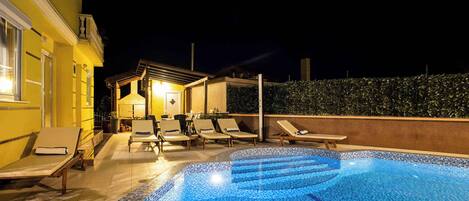 حمّام سباحة مُدفَّأ