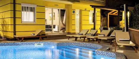 Een verwarmd zwembad