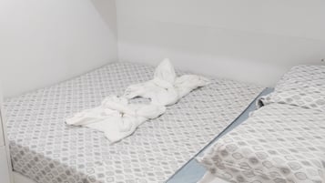 2 habitaciones, caja de seguridad en la habitación y escritorio