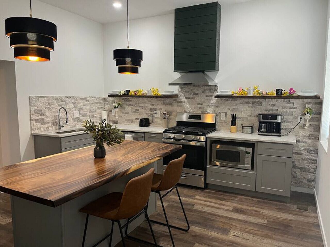 Luxury 2BR within walking distance to Nightlife!!