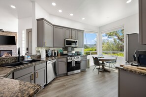 Fridge, microwave, oven, stovetop - The Goodrow Getaway (Sedona)