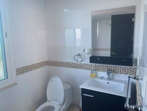 Dusj, hårføner, håndklær og såpe