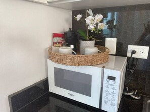 Kjøleskap, mikrobølgeovn, ovn og kokeplater