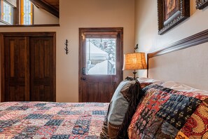 2 bedrooms, desk, iron/ironing board, WiFi