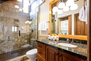 Ensemble baignoire-douche, séchoir à cheveux, serviettes fournies