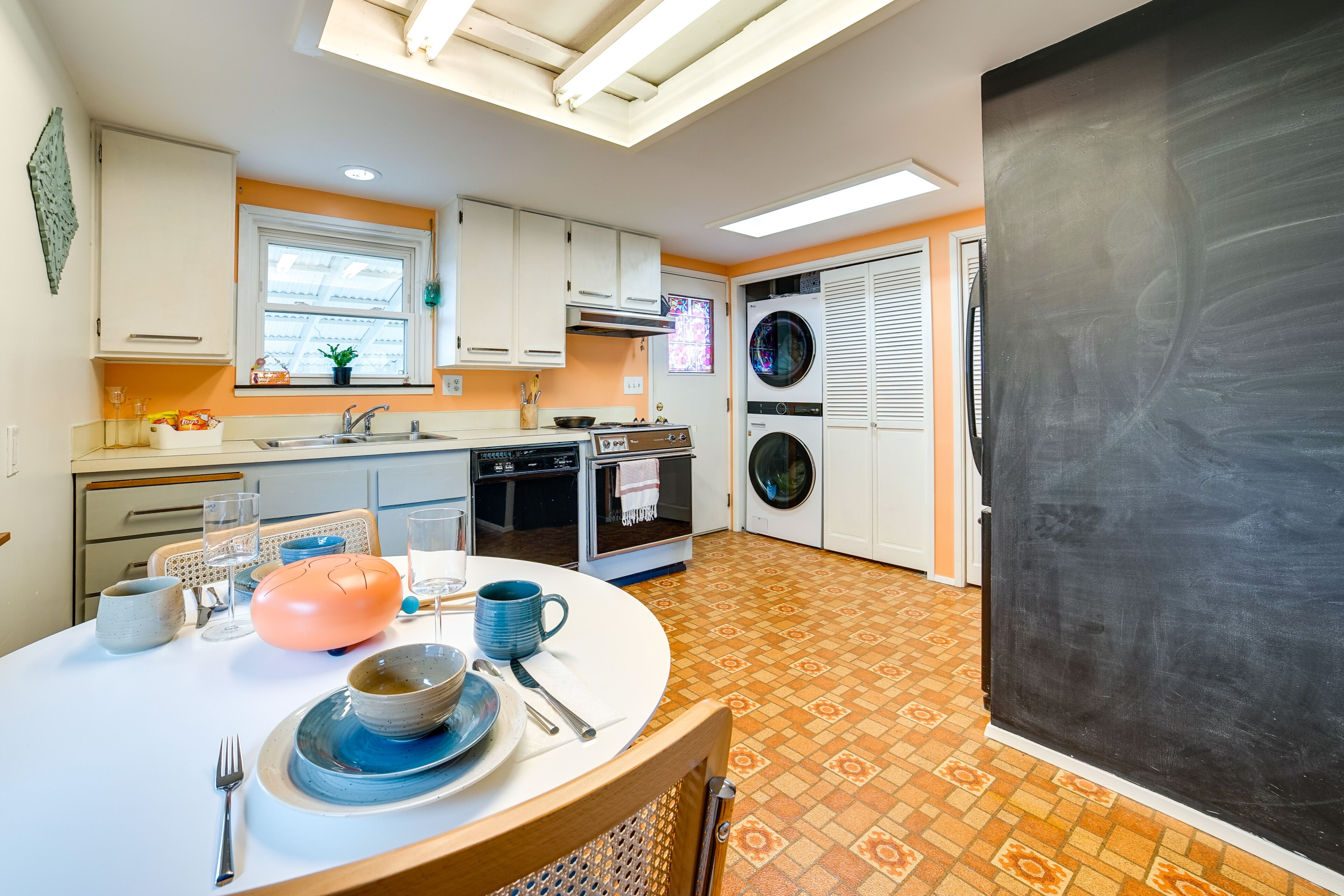 Retro Renton Rental Home: 15 Mi to Dtwn Seattle!