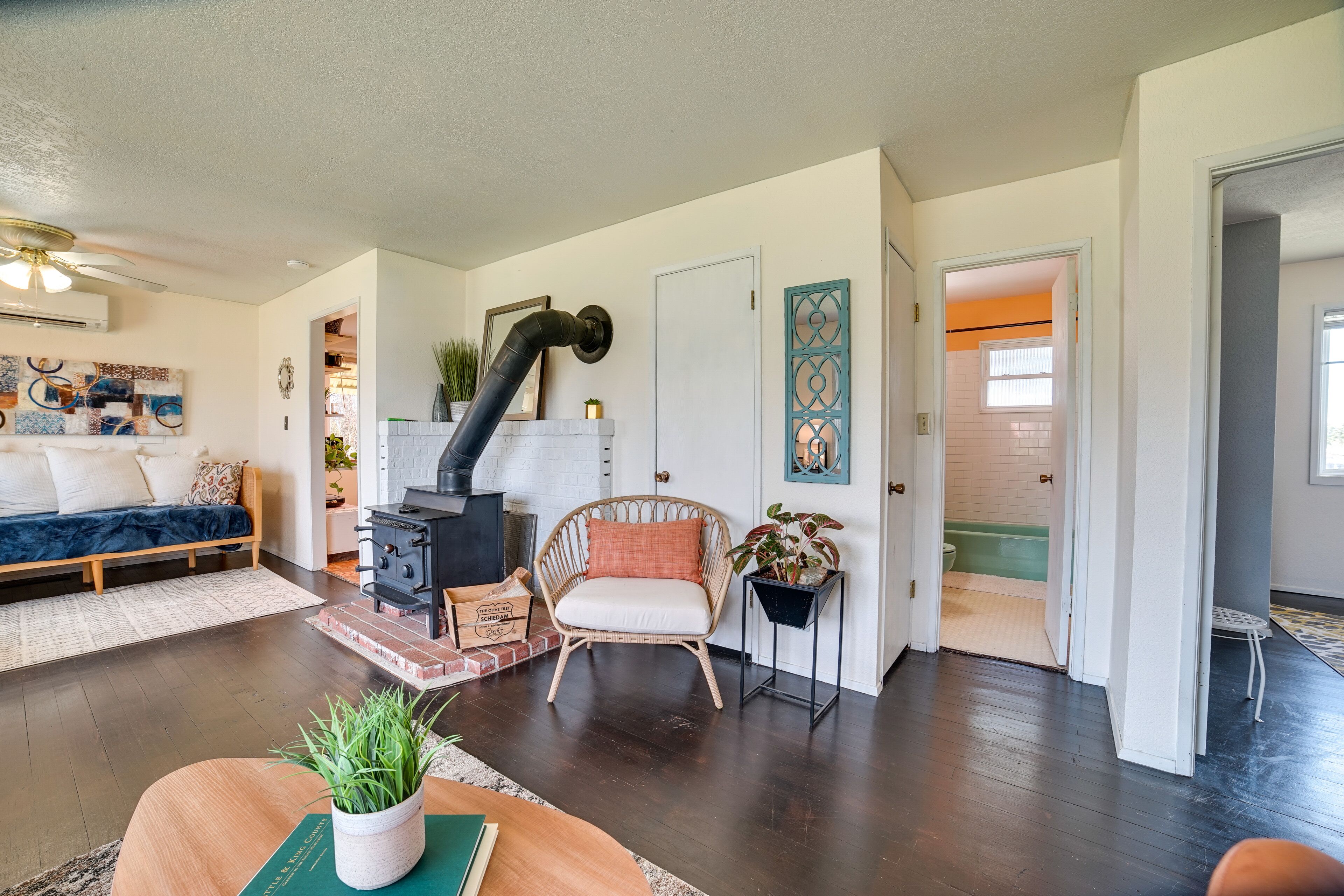 Retro Renton Rental Home: 15 Mi to Dtwn Seattle!