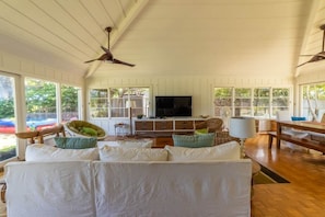 テレビ、DVD プレーヤー