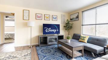 Een smart-tv en een open haard
