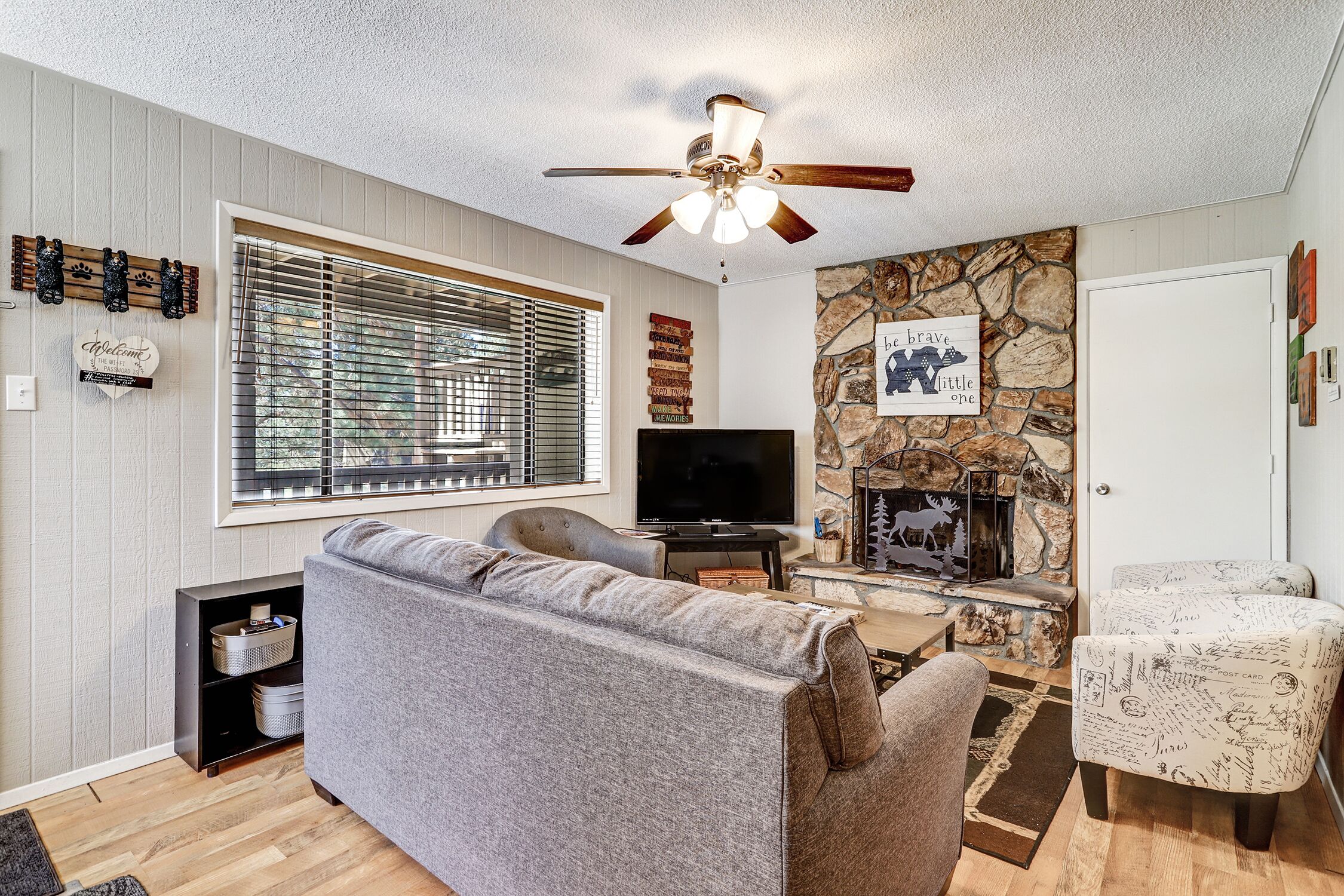 Close to Lifts | WiFi | Pets | Pinetree 215