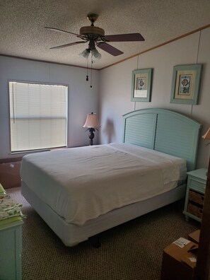 2 camere, una scrivania, ferro/asse da stiro, lenzuola