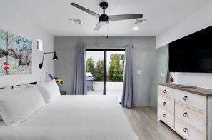 1 habitación, caja de seguridad en la habitación y escritorio 