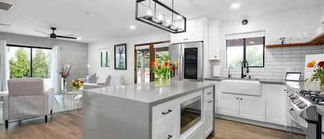Geladeira, micro-ondas, fogão, cooktop