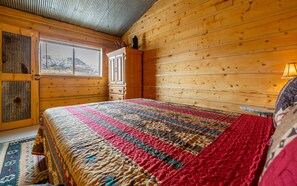 1 bedroom, desk, WiFi, bed sheets - Buckshots Bunkhouse- Couples Retreat, on the way to Yellowstone (Cody)