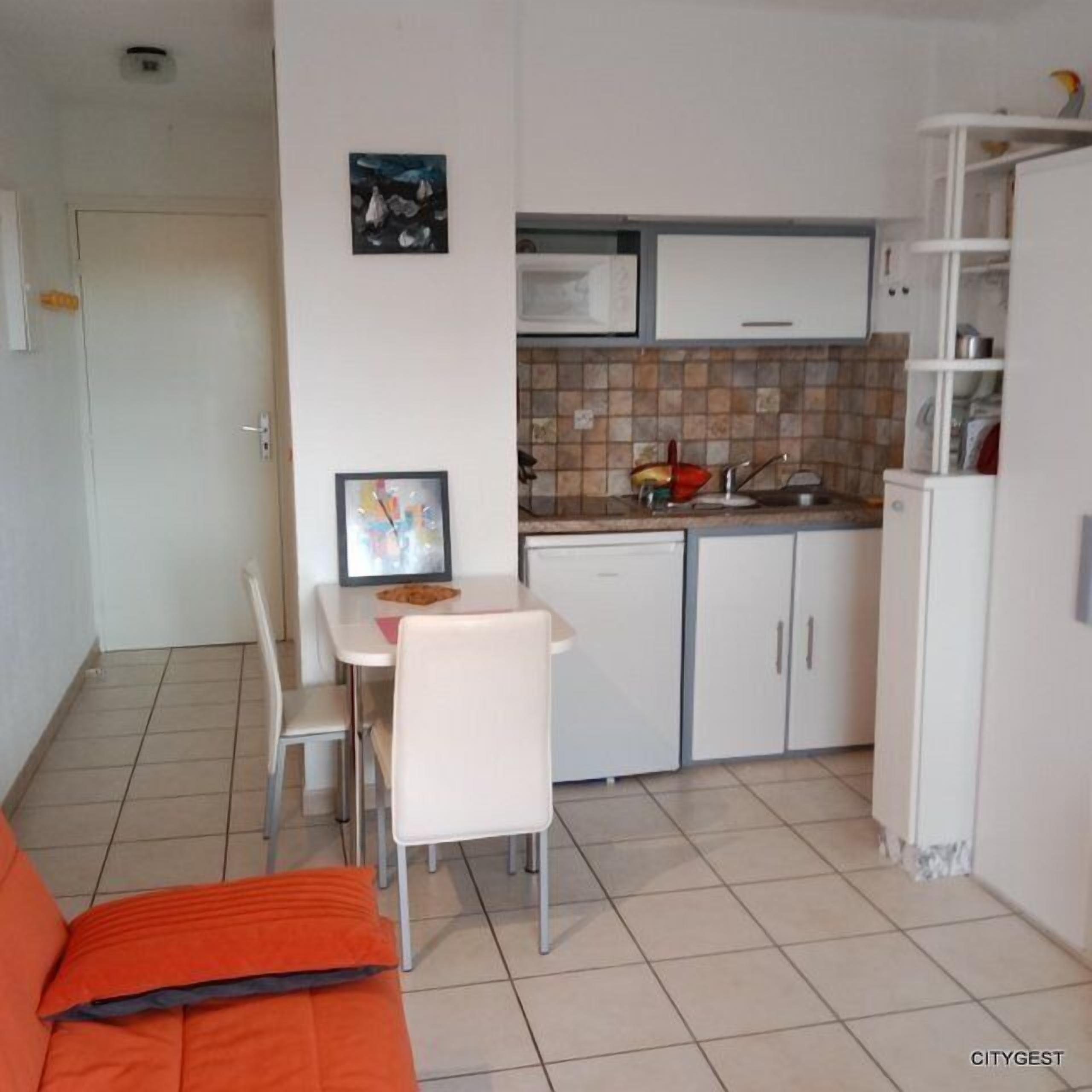Studio 2 Personnes Proche Plage et Commerces - 2phoe504
