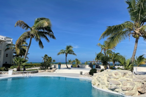 Una piscina al aire libre, una piscina climatizada