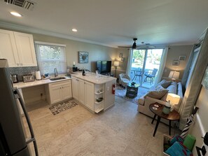 Smart TV, books, printers - Caicos Dreams -gated entrance - onsite security- ground floor, King bed (Providenciales)