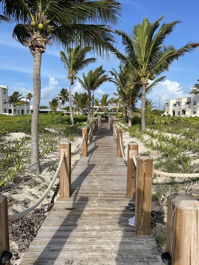 Caicos Dreams -gated entrance - onsite security- ground floor, King bed