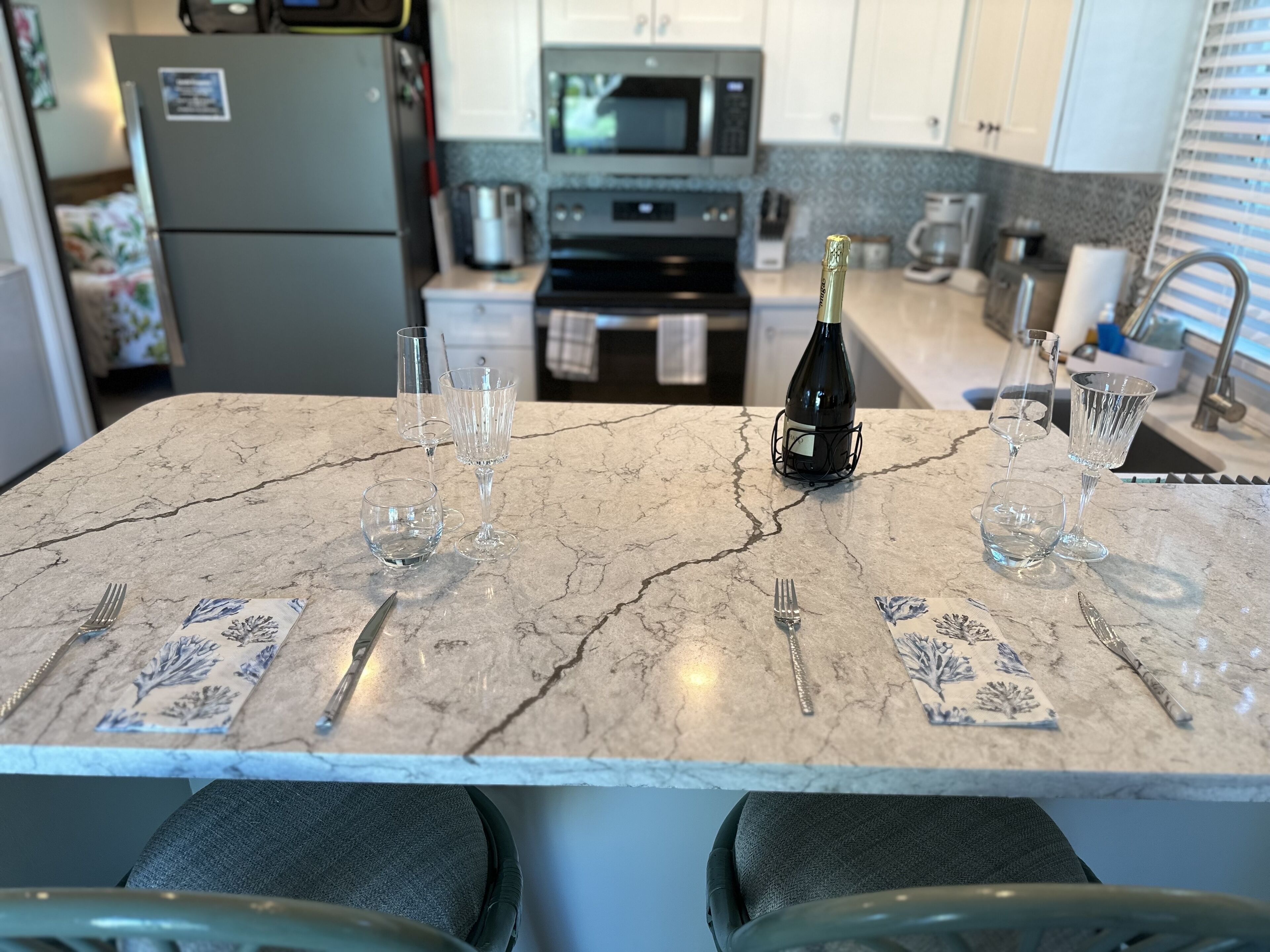 Jääkaappi, mikroaaltouuni, uuni, liesi