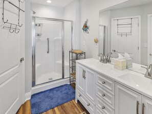 Shower, towels, toilet paper - SEAGULL 6 IS A GULF FRONT 2BD/2.5BA IMMACULATE TOWNHOME, AMAZING SUNSETS! (Port Saint Joe)