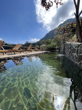 Piscina externa, funciona das 9h às 18h, espreguiçadeiras. Loma Nevada Minca Hotel