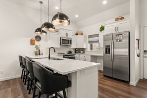 Refrigerador, microondas, horno y parrilla de estufa 