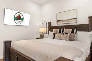 6 bedrooms, iron/ironing board, free WiFi, bed sheets - Lakeside Lodge • 6BR Lakeview Retreat • Rooftop Deck + Hot Tub • Sleeps 16 (Branson)