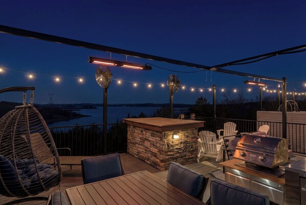 Outdoor dining - Lakeside Lodge • 6BR Lakeview Retreat • Rooftop Deck + Hot Tub • Sleeps 16 (Branson)