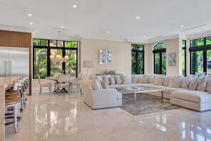 Smart TV, fireplace, books, stereo - Waterfront | Heated Pool | Canal View & Access | Mimosa Key | VlLLAS (Fort Lauderdale)