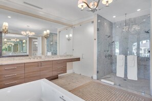 Badewanne, Haartrockner, Handtücher