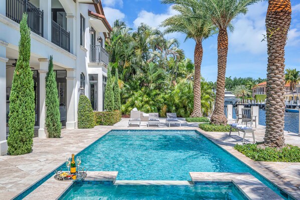 Lämmitetty uima-allas