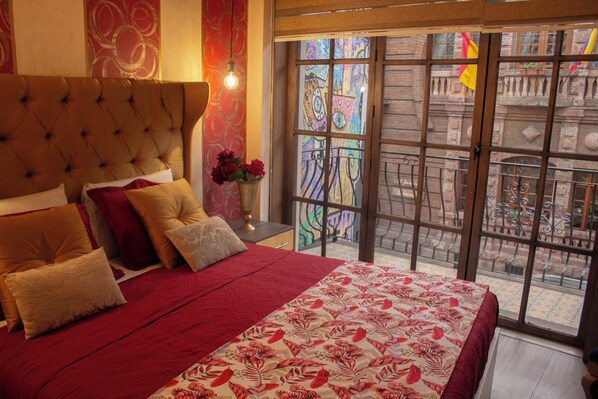 Decoración personalizada y espacio para trabajar con laptop 