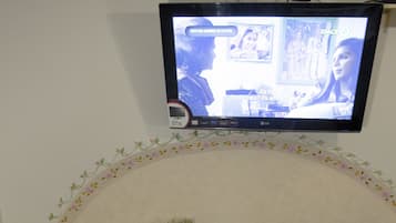 Een 32-inch smart-tv met satellietzenders