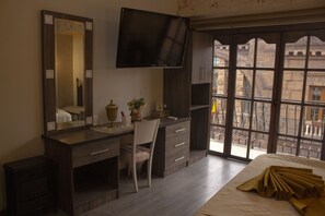 Individually decorated, laptop workspace, blackout drapes, soundproofing - Hotel Boutique La Ronda by Chat Noir (Cuenca)
