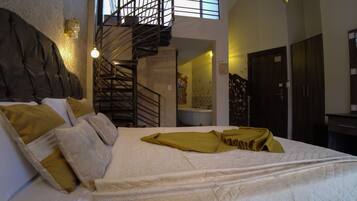 Deluxe Studio Suite | Individually decorated, laptop workspace, blackout drapes, soundproofing