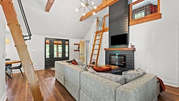 Una televisión, una chimenea