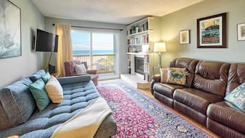 Televisión, chimenea, reproductor de DVD y tenis de mesa