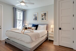 2 habitaciones, tabla de planchar con plancha, cuna de viaje y wifi